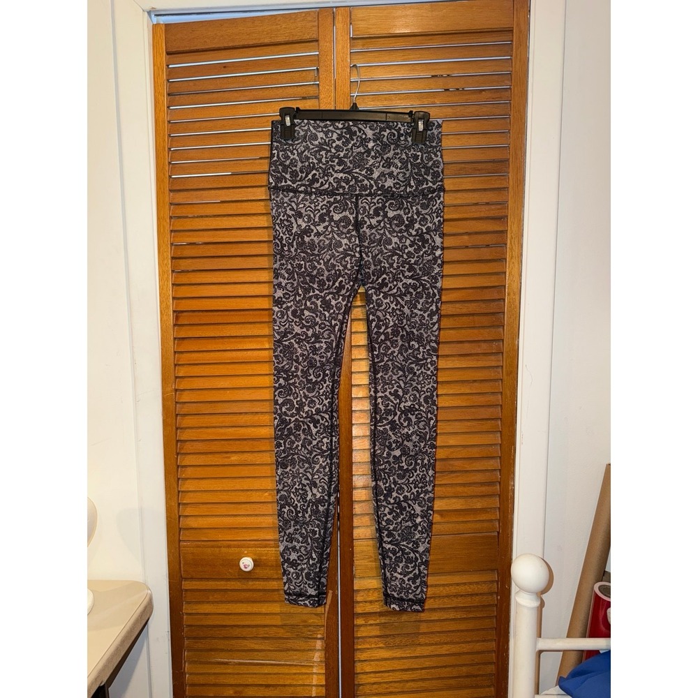 Lululemon Wunder Under Leggings. Womens Size 8